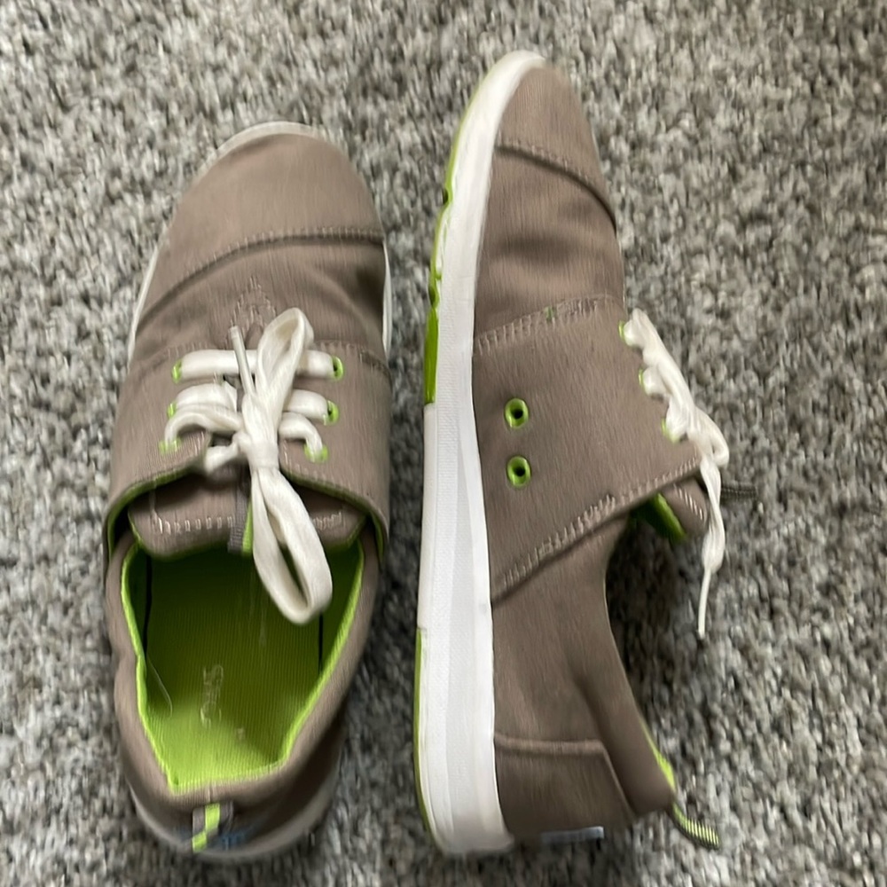 Tom’s size 6 women’s sneaker